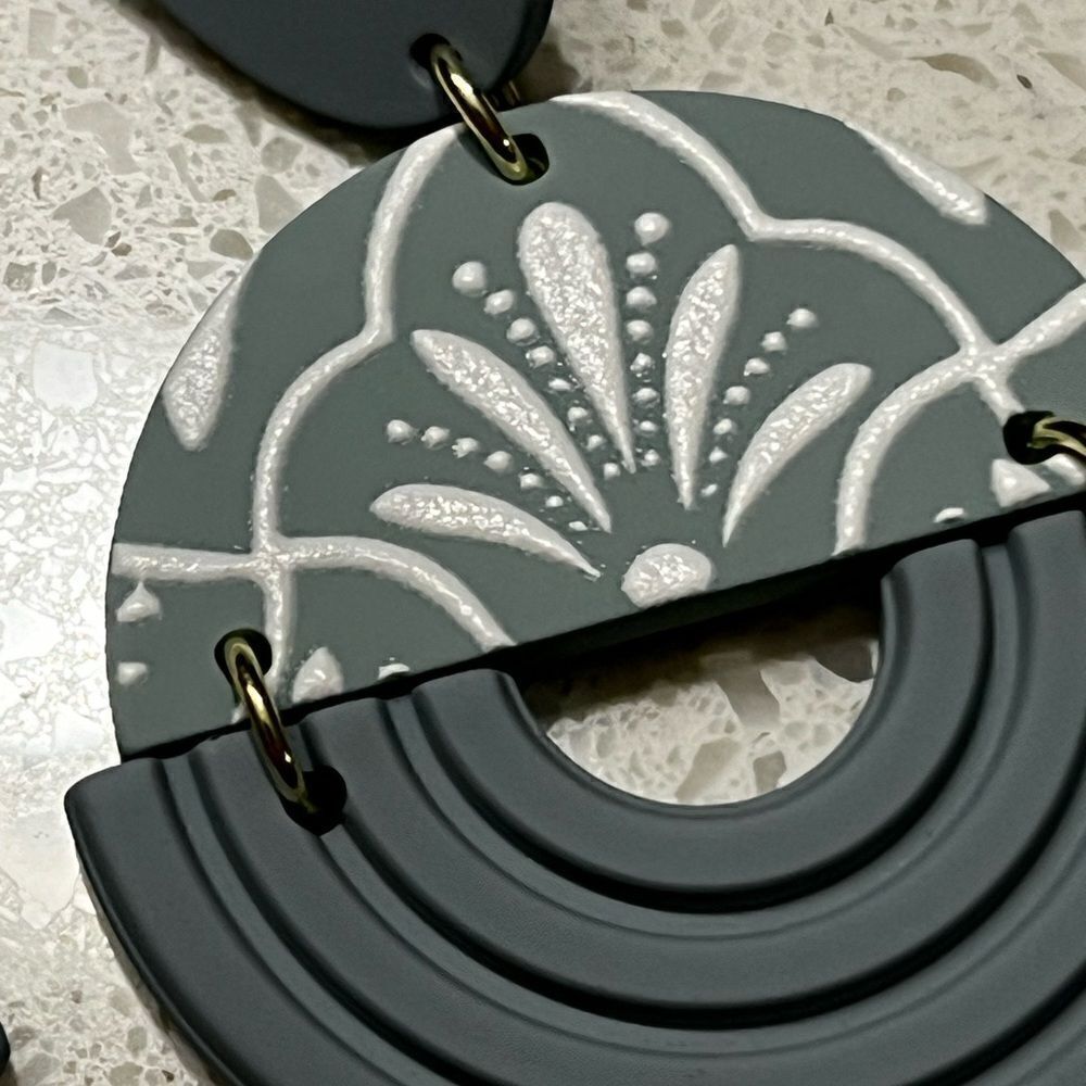‎Floral Pattern Round Drop Earrings - Picture 6 of 8